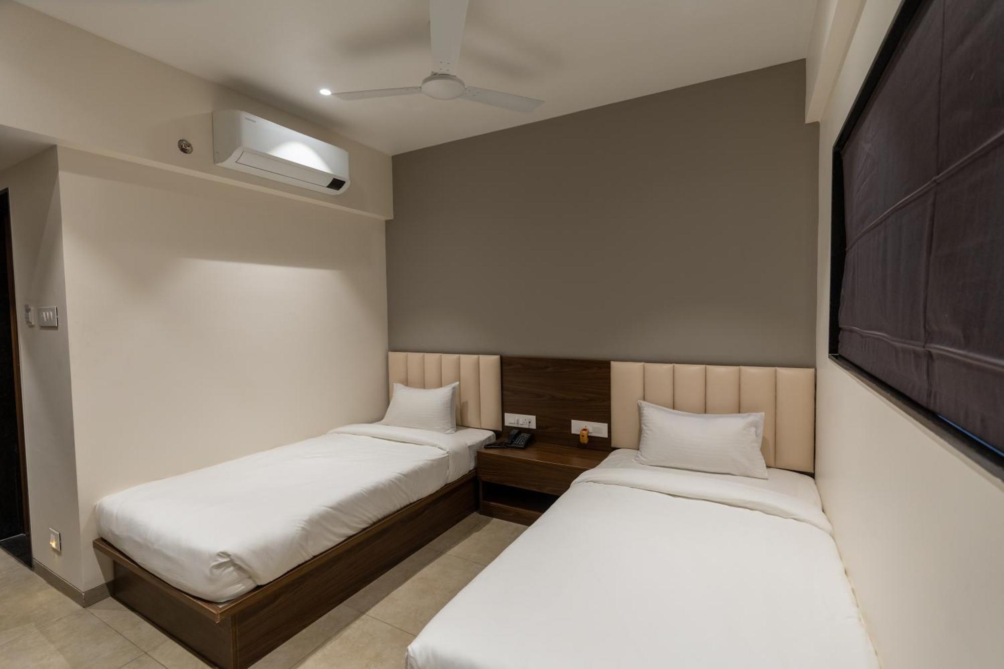 The Living Hub Business Hotel, Kolhapur Exterior foto