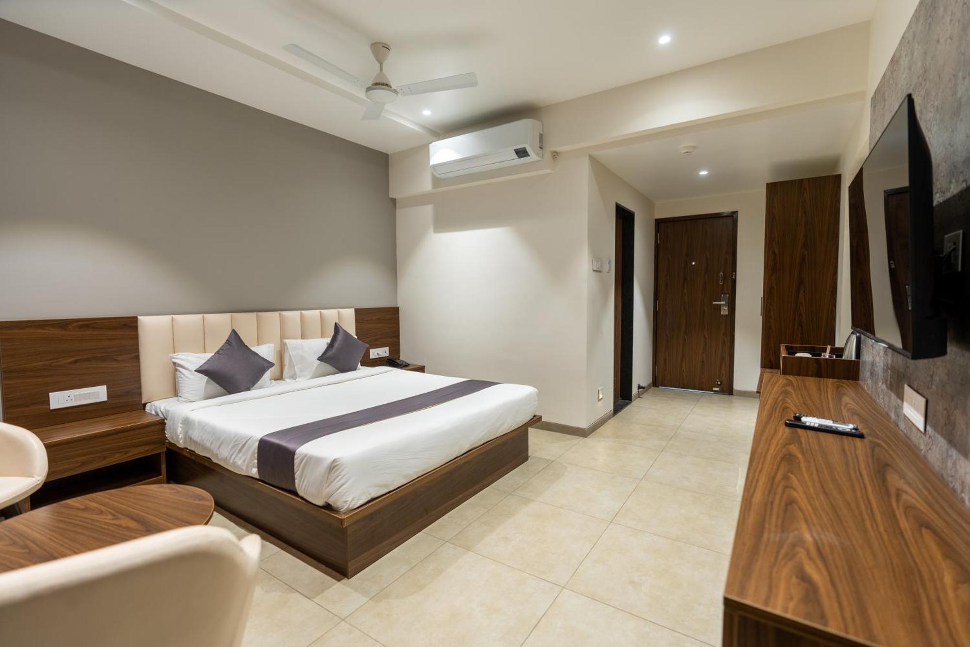The Living Hub Business Hotel, Kolhapur Exterior foto