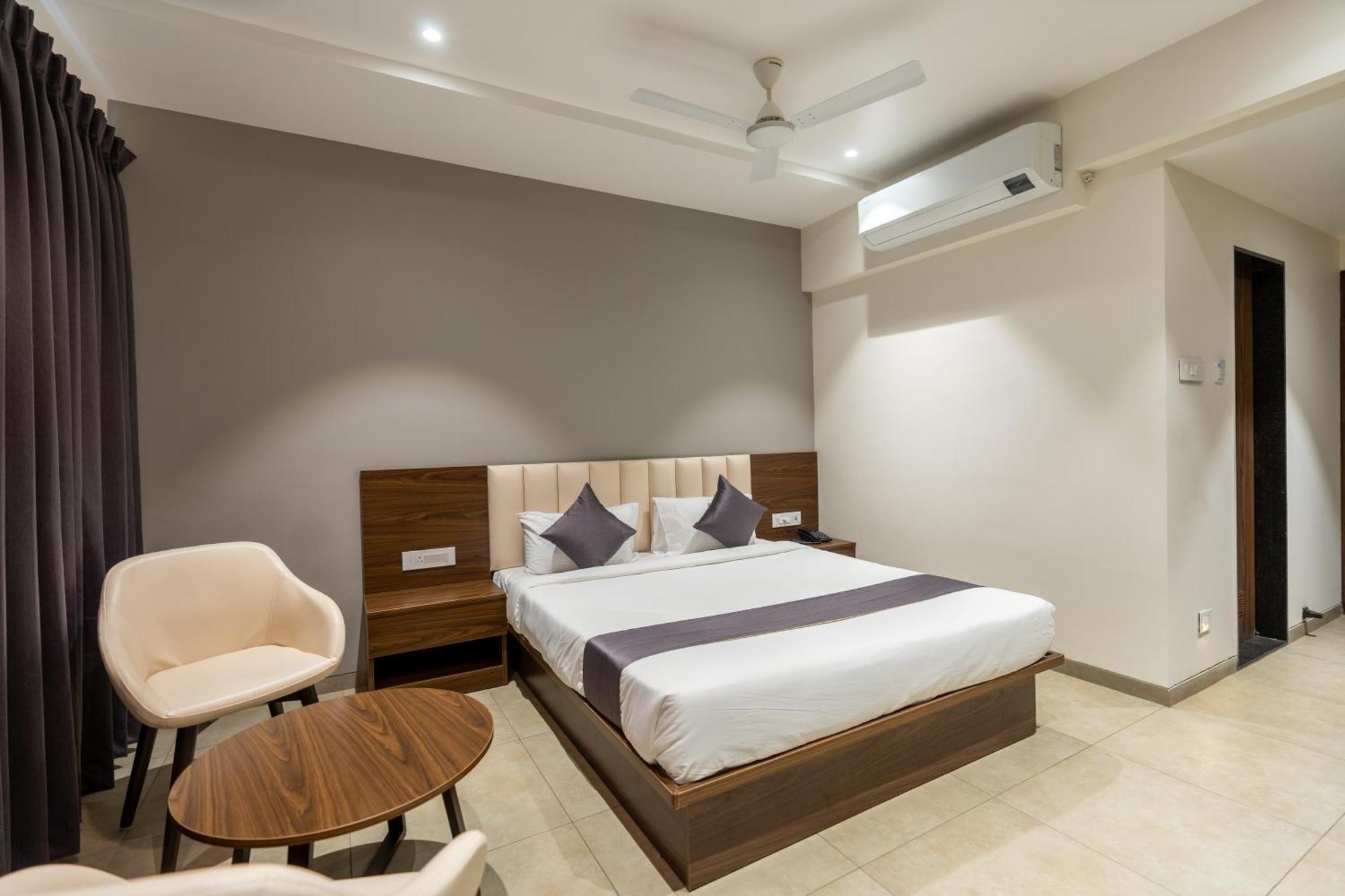 The Living Hub Business Hotel, Kolhapur Exterior foto