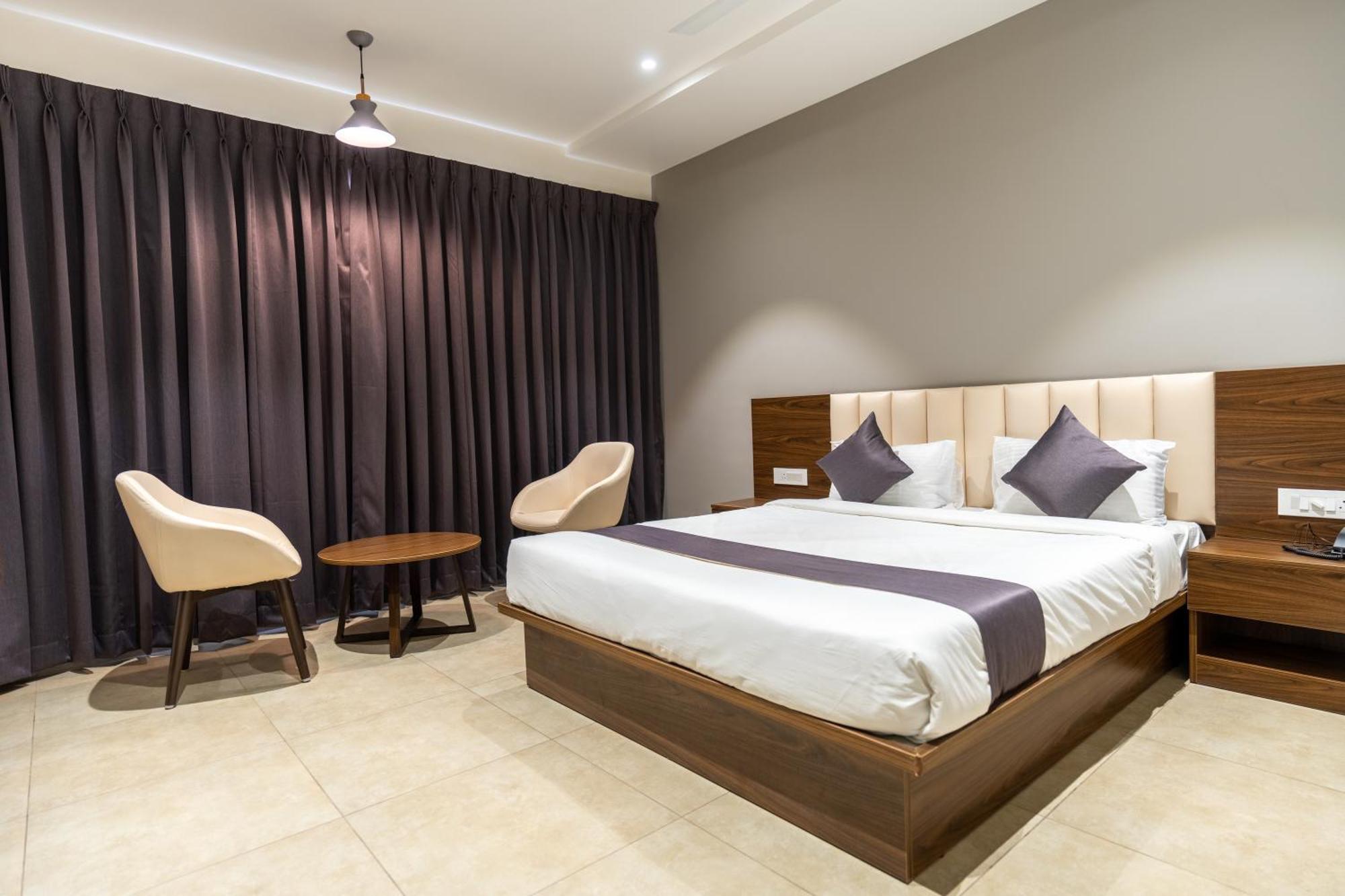 The Living Hub Business Hotel, Kolhapur Exterior foto